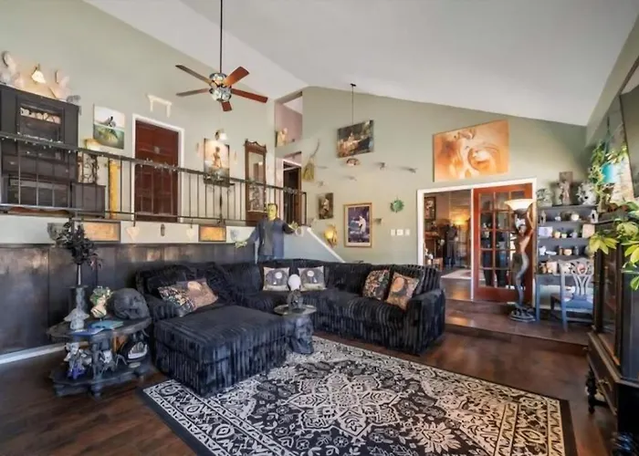 Beautifully Bewitching Mansion Indoor Pool Holiday home *