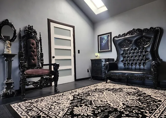 Beautifully Bewitching Mansion Indoor Pool Holiday home *